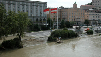 vienna, austria, 16 aug 2002, cleaning works after flood at the danube river